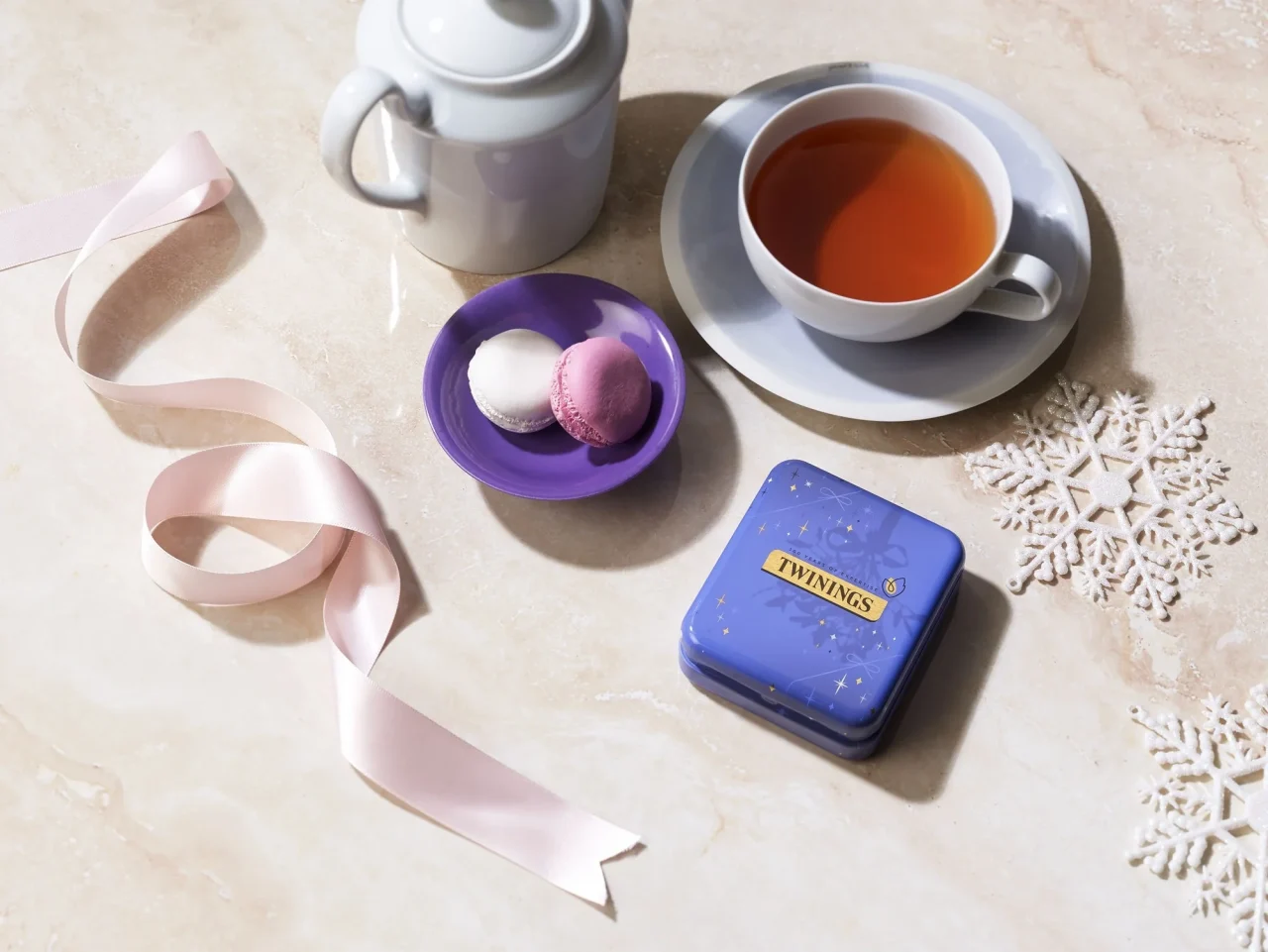 トワイニング ティー ポケット缶 ウィンター。紫の缶と紅茶、マカロン