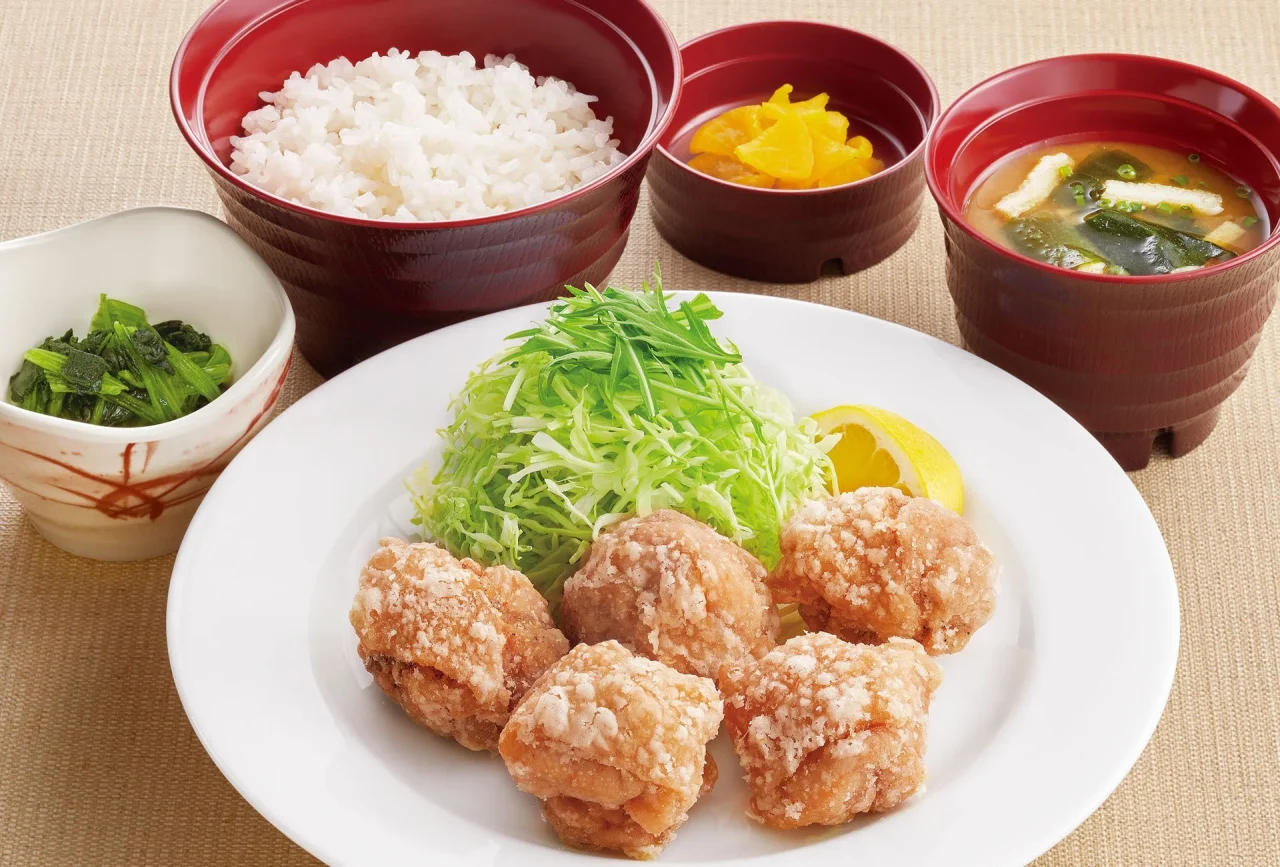 ジョイフル塩唐揚げ定食。唐揚げ、千切りキャベツ、ご飯、味噌汁、小鉢つき