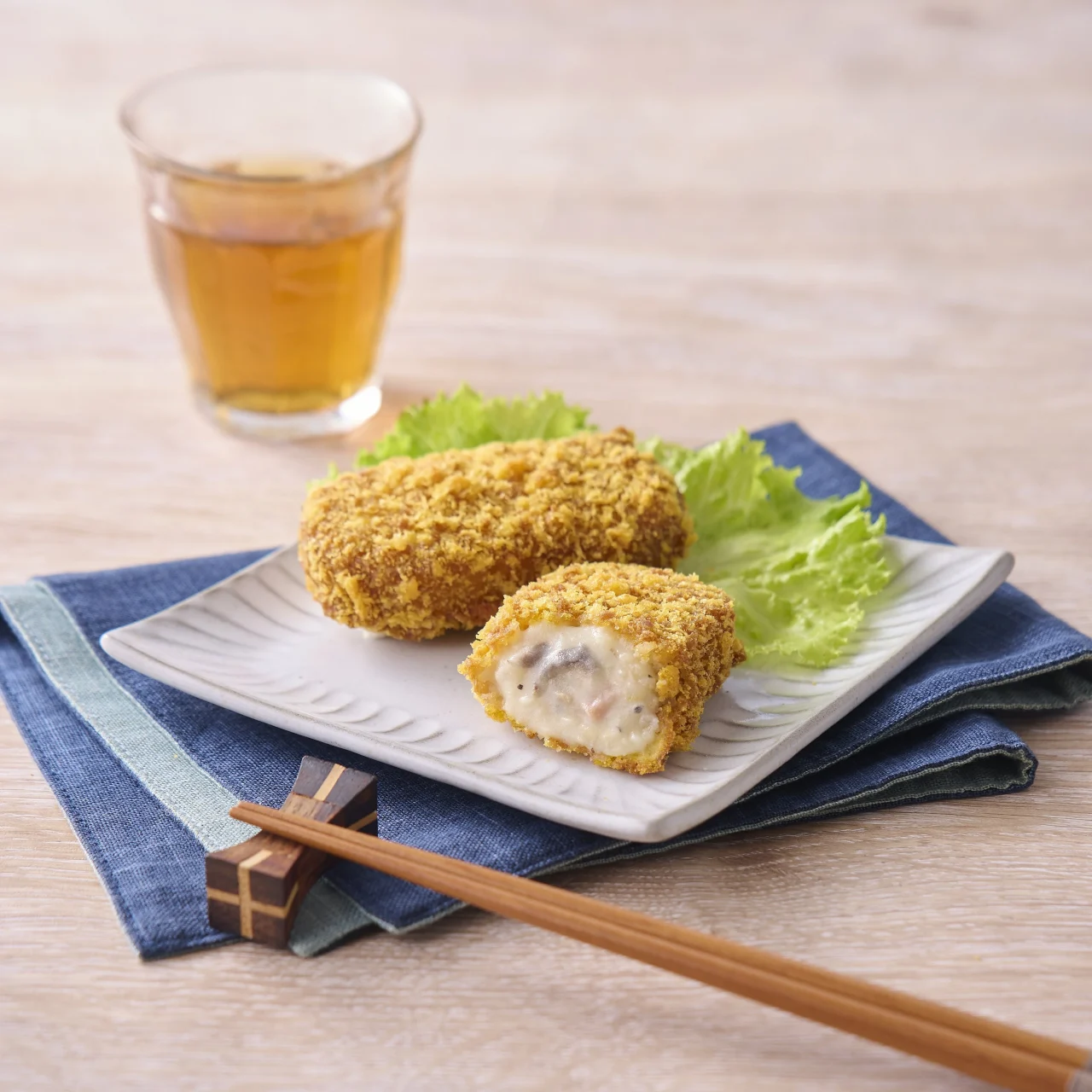 きのこ香るとろ~りコロッケ(白トリュフ風味)の断面と皿盛り