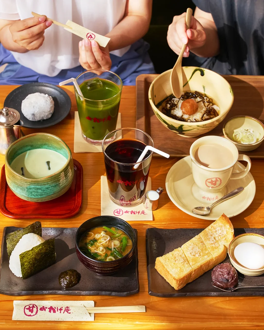 おかげ庵_多彩なモーニングサービス。おむすびや味噌汁、トースト、飲み物が並ぶ