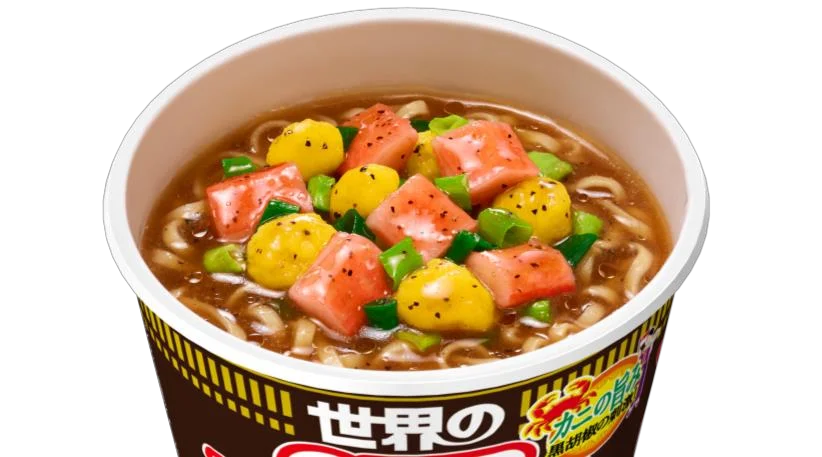 カップヌードル ブラックペッパークラブの蓋を開けた麺とスープ、具材