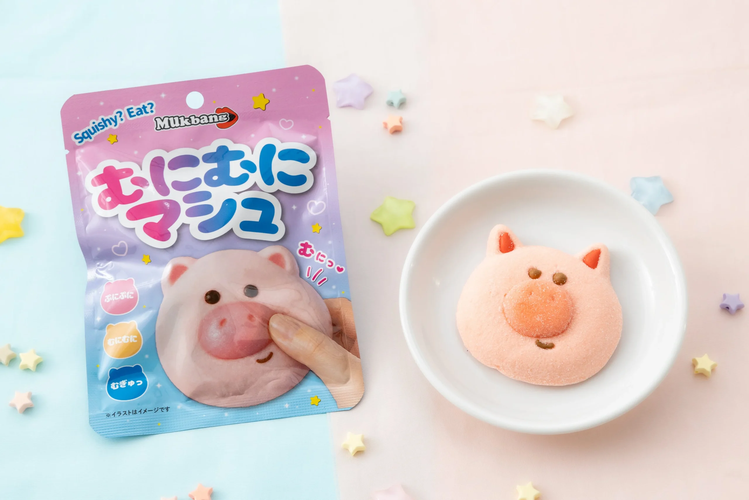 むにむにマシュのパッケージと、皿に載ったぶた型マシュマロ