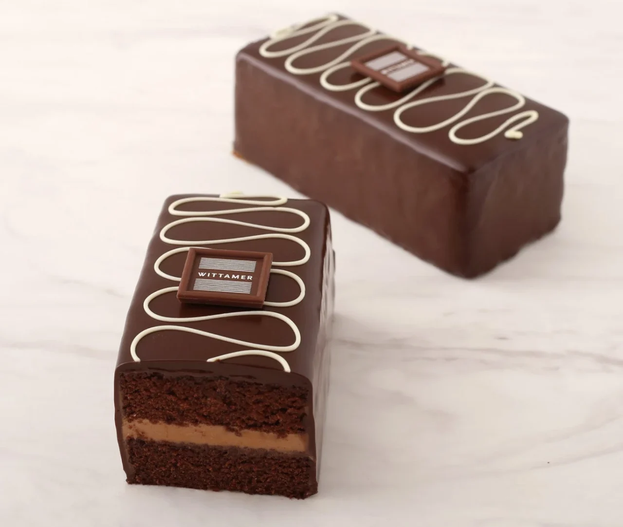 ケーク・ショコラサンバ。白い模様のチョコ掛けケークと断面