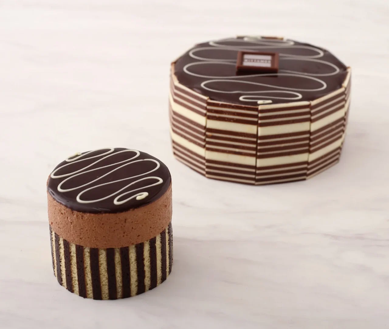 ショコラ サンバの小物と大きいサイズ。白い模様の入ったチョコ天面と縞模様の側面