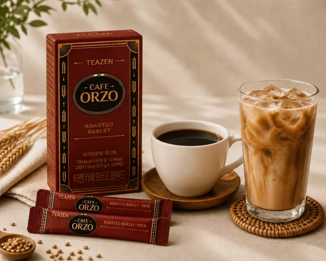 TEAZEN カフェORZOブレンドの箱とスティック、コーヒーカップ、アイスドリンク