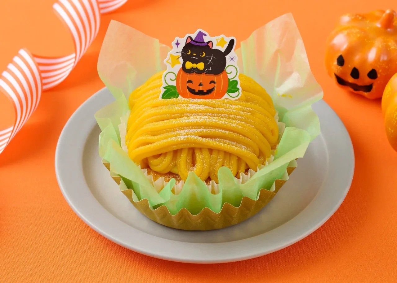 かぼちゃのモンブラン。黒ねことかぼちゃのピック付き