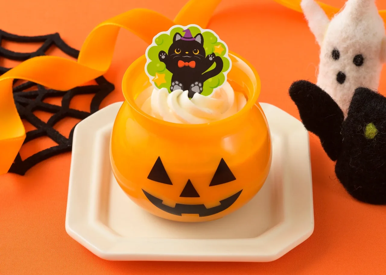 ジャック・オ・ランタン型の器のパンプキンプリン、黒ねこピック付き