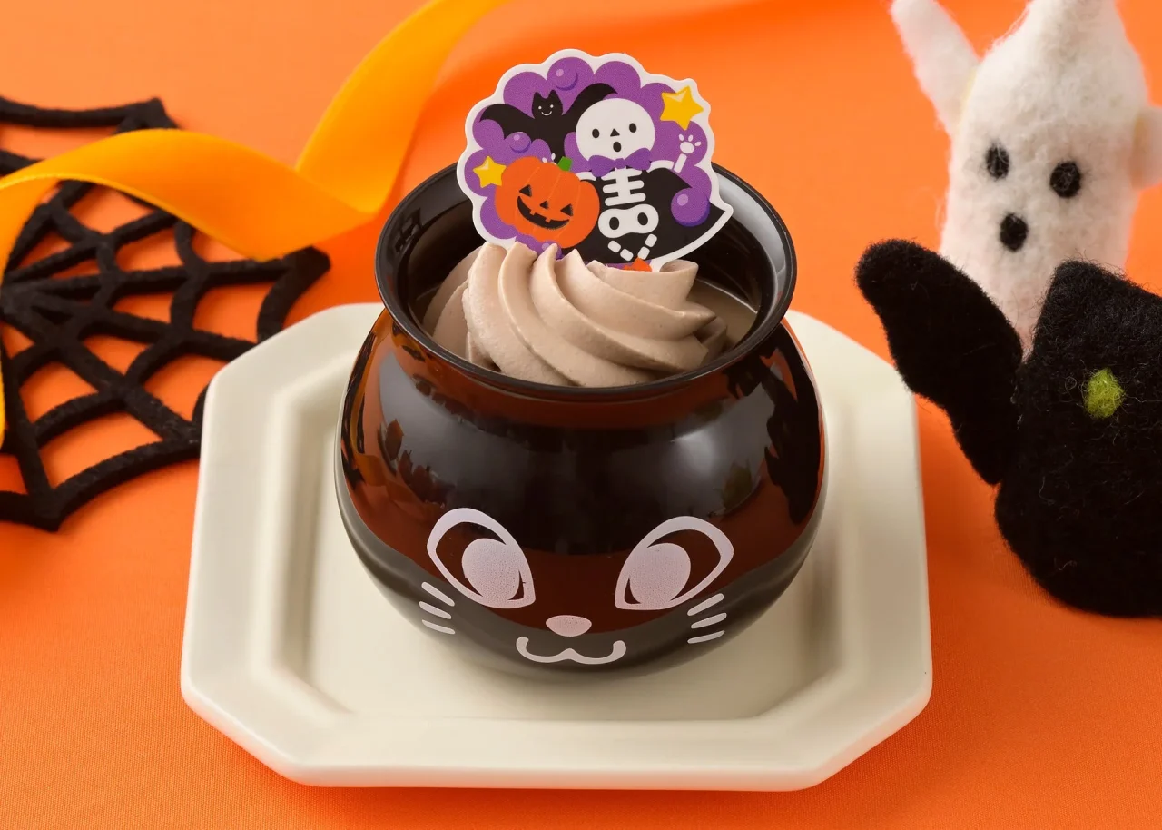 黒ねこの器に入ったチョコプリン。チョコホイップとハロウィンのピック付き
