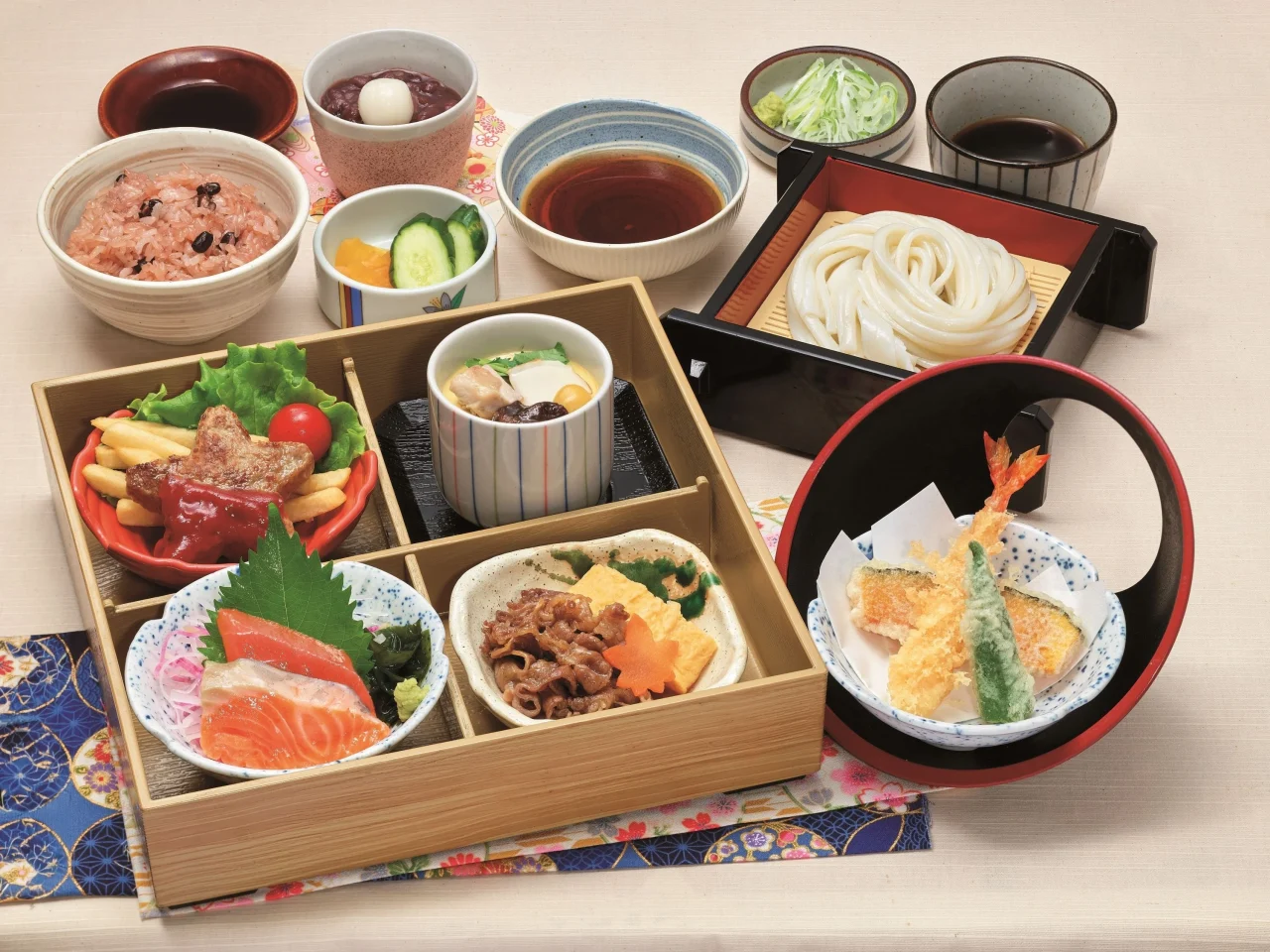 七五三御膳。お刺身や天ぷら、手延べうどんなどを並べた御膳