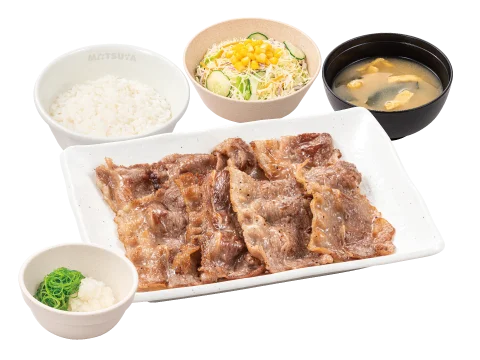 牛焼肉定食。焼肉の皿にごはん、サラダ、味噌汁、薬味が付く