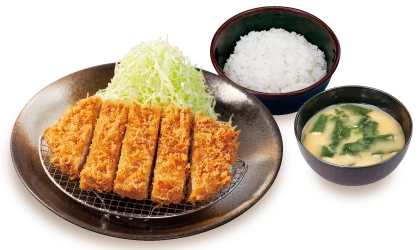 ロースかつ定食。カット済みのとんかつにキャベツ、ご飯、味噌汁が付く