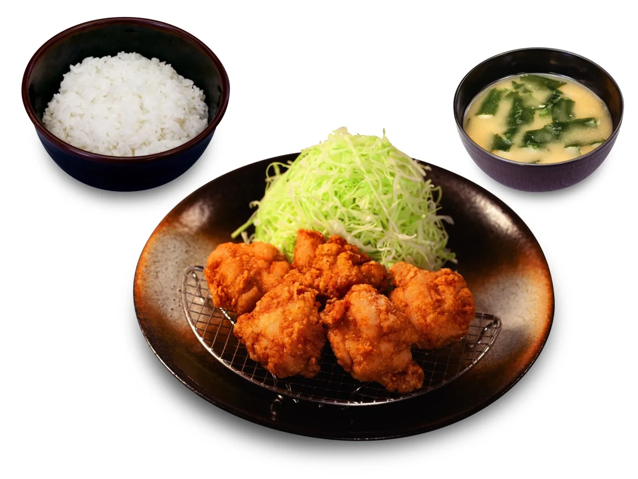 本格唐揚げ定食。唐揚げと千切りキャベツ、ご飯、わかめの味噌汁