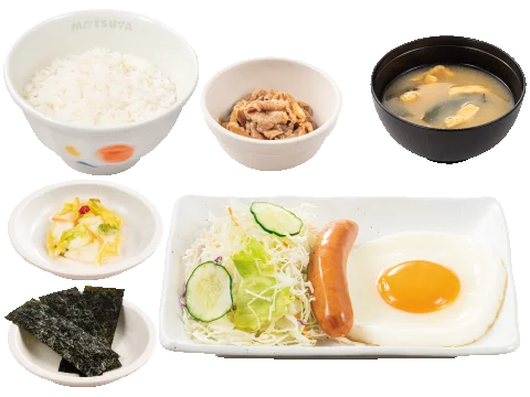 ソーセージエッグ定食。ご飯、味噌汁、ソーセージと目玉焼き、生野菜、小鉢、海苔