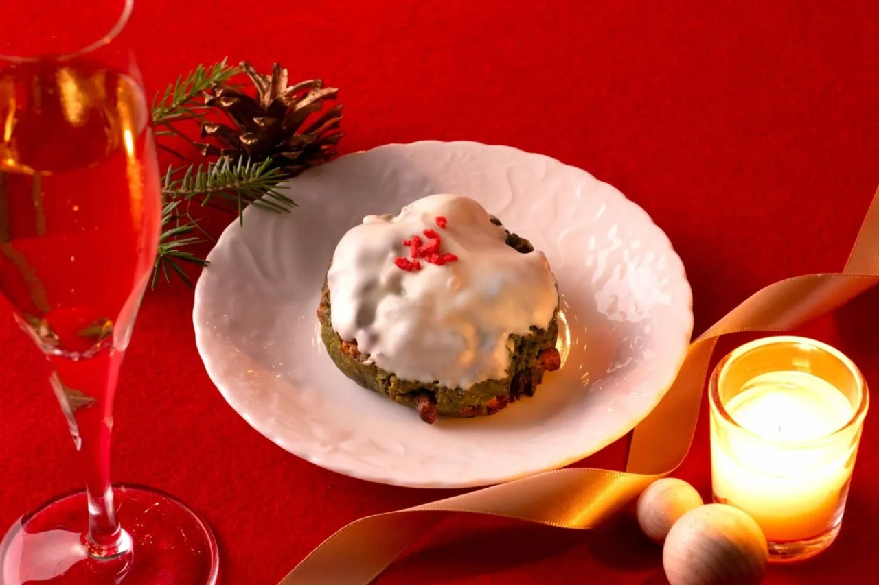 白いホワイトチョコがけのXmasスコーンと赤い粒のトッピング