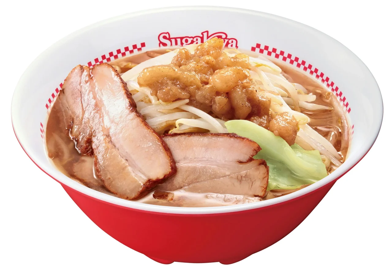 スガジローラーメン。チャーシューと背脂、もやし、キャベツがのった赤い丼