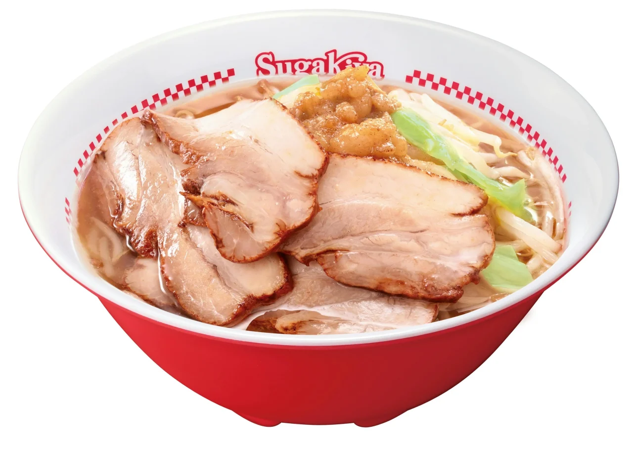 肉入スガジローラーメン。チャーシュー4枚とヤサイ、背脂がのった赤いスガキヤ丼