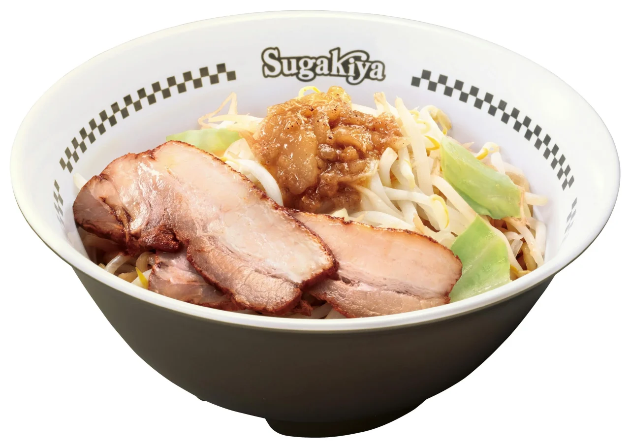 スガジロー油そば。スガキヤの丼にチャーシュー、ヤサイ、背脂が盛られた汁なし麺