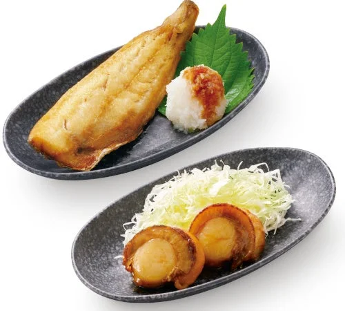 ぱくぱくホッケと帆立ステーキを黒い皿に盛り付けた様子