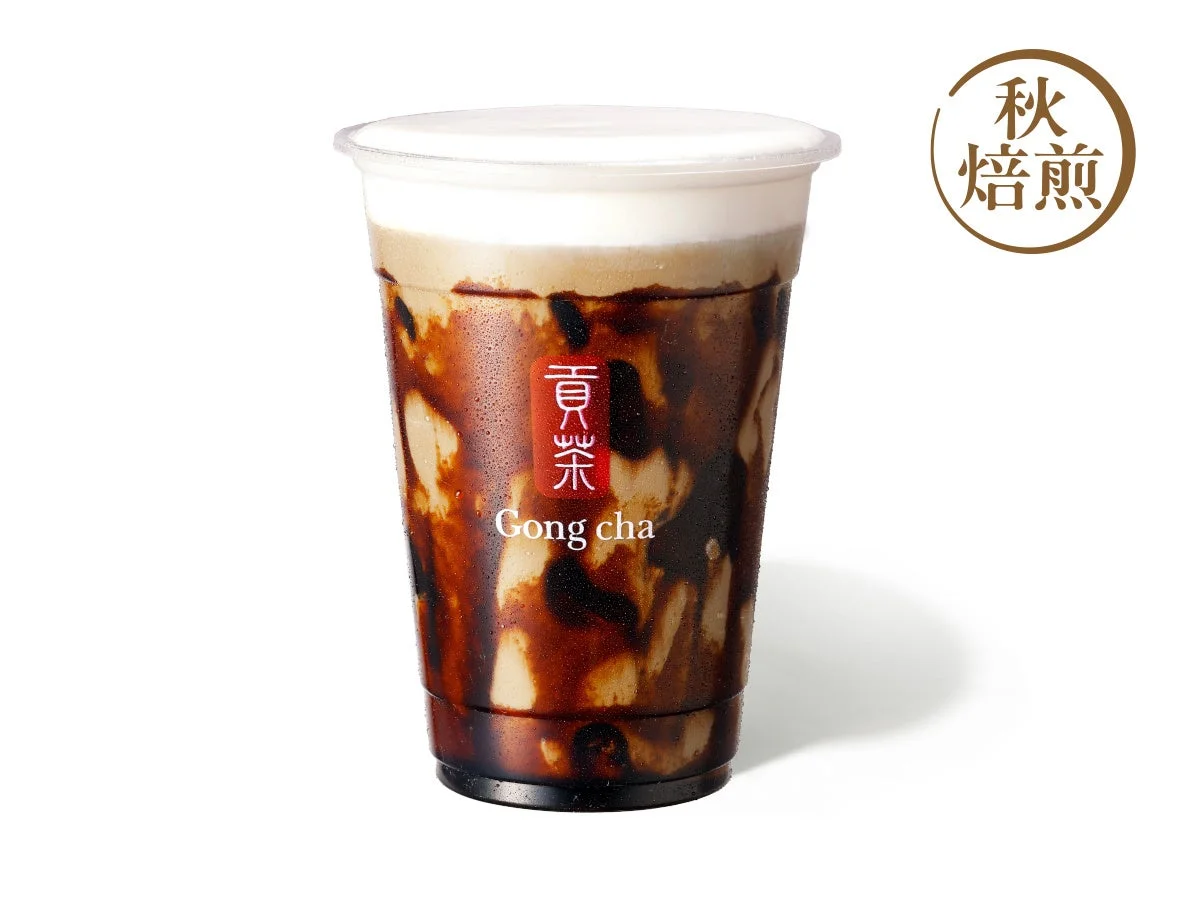 秋焙煎ほうじ茶 黒糖ミルクティー。ミルクフォームと黒糖シロップのカップ