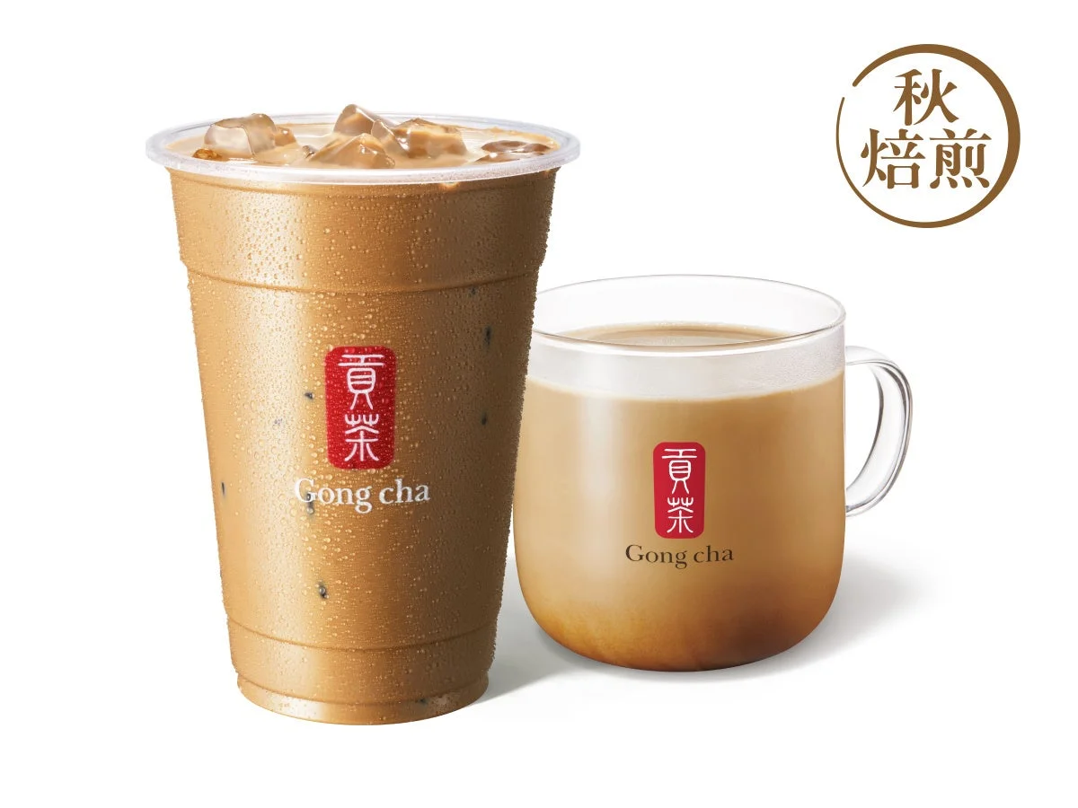 秋焙煎ほうじ茶 ミルクティーのICEDカップとHOTマグ