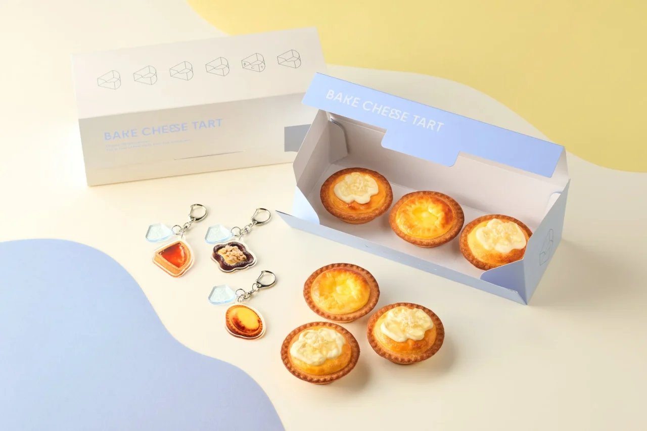 BAKE CHEESE TARTの箱とチーズタルト、キーホルダー3種