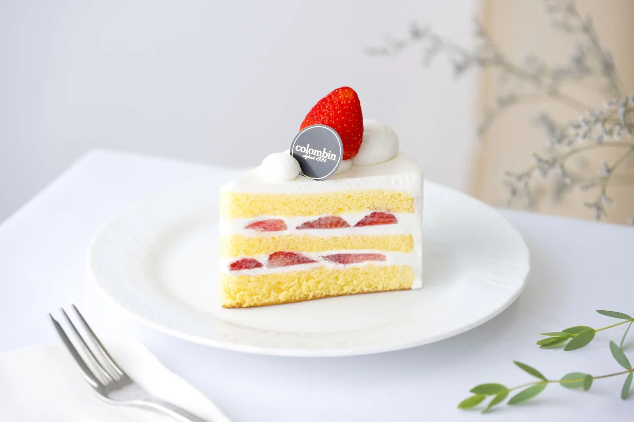 白い皿にのったコロンバンのショートケーキ。苺とクリームの層