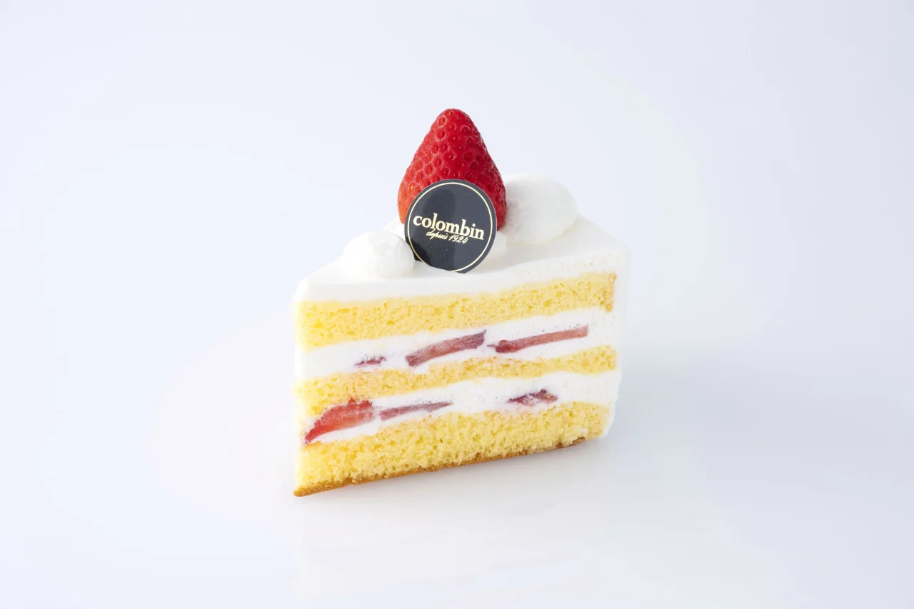 コロンバンのショートケーキ。苺とプレート飾り付きの断面