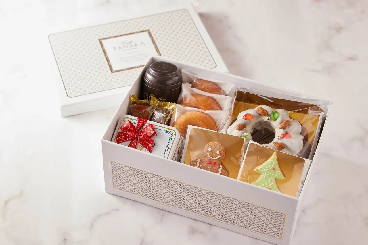 スペシャルノエルBOX。蓋を外した白い箱にクッキーや焼き菓子、缶が入る