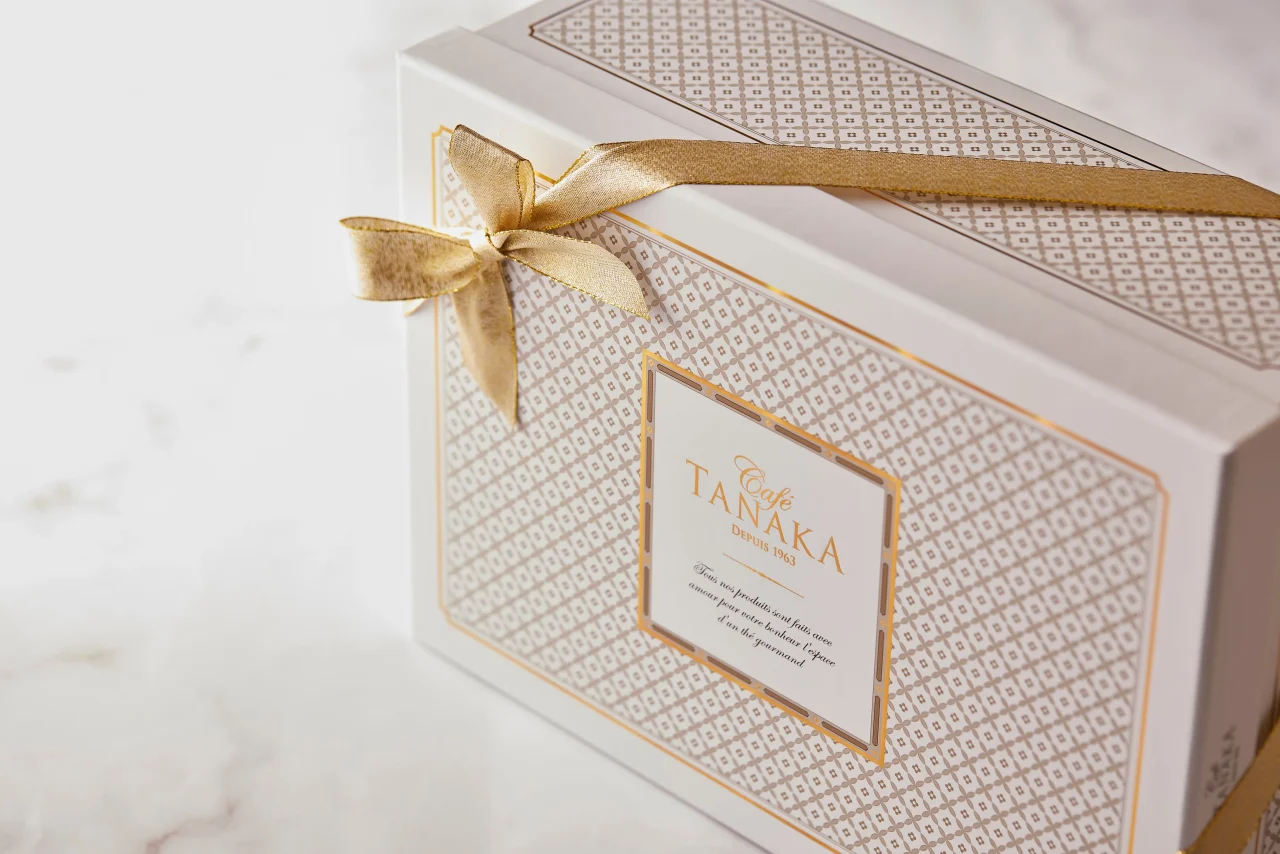 スペシャルノエルBOX。金のリボンがかかった柄入りの白いギフトボックス