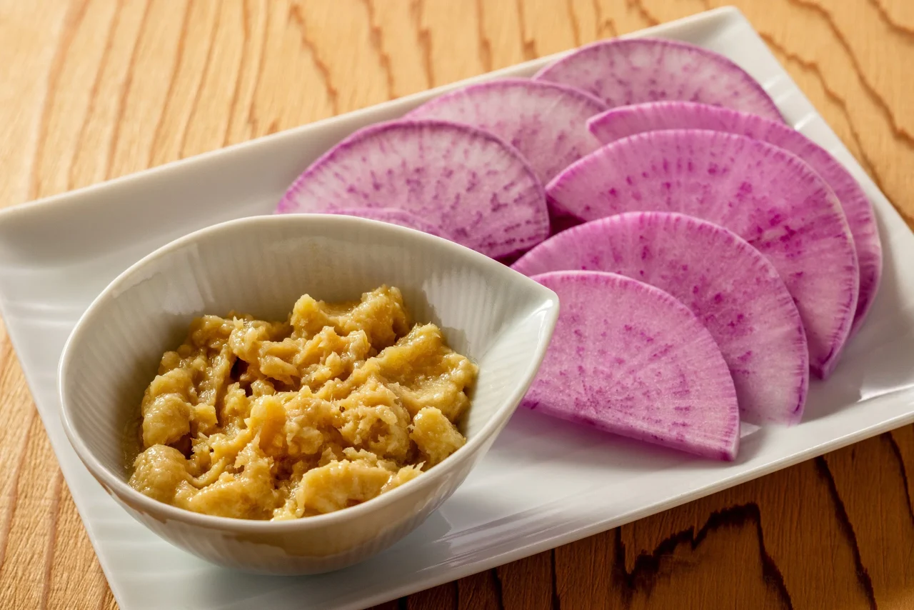 旬の生野菜~真鱈のバーニャソース~。紫色の断面の野菜スライスと小鉢のソース