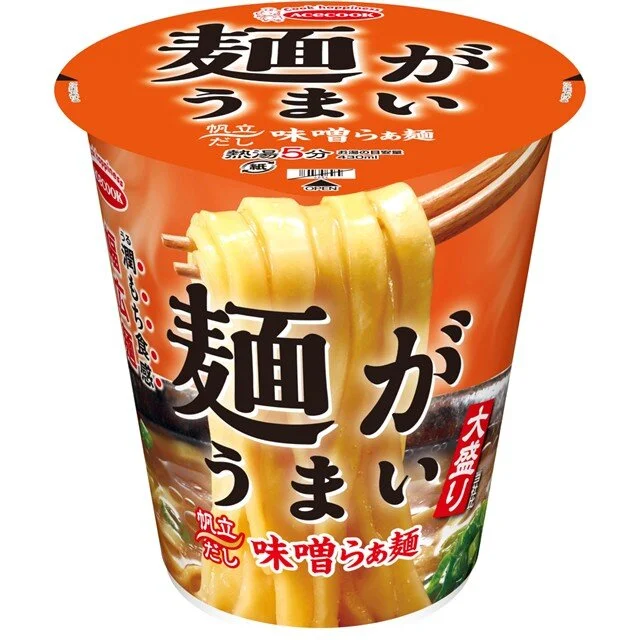麺がうまい 味噌らぁ麺 大盛りのカップ麺パッケージ。橙色で麺を持ち上げた写真