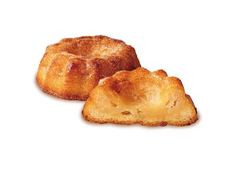 バター餅の全体と断面。表面は焼き色で、中は黄みがかった生地