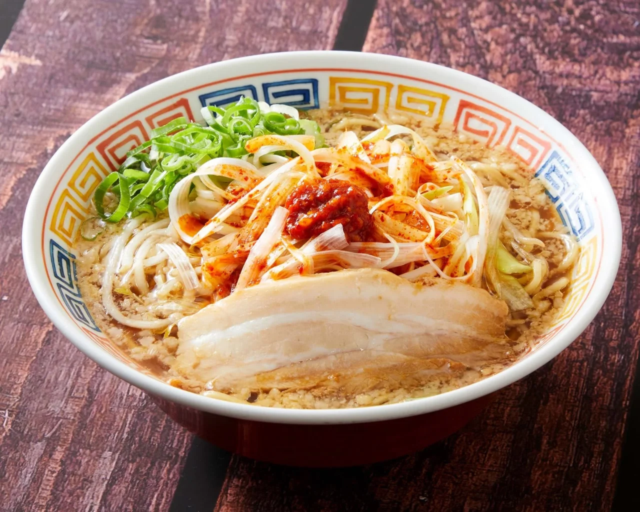 背脂ニンニク辛ねぎ醤油。ねぎと辛味だれ、チャーシューをのせたラーメン