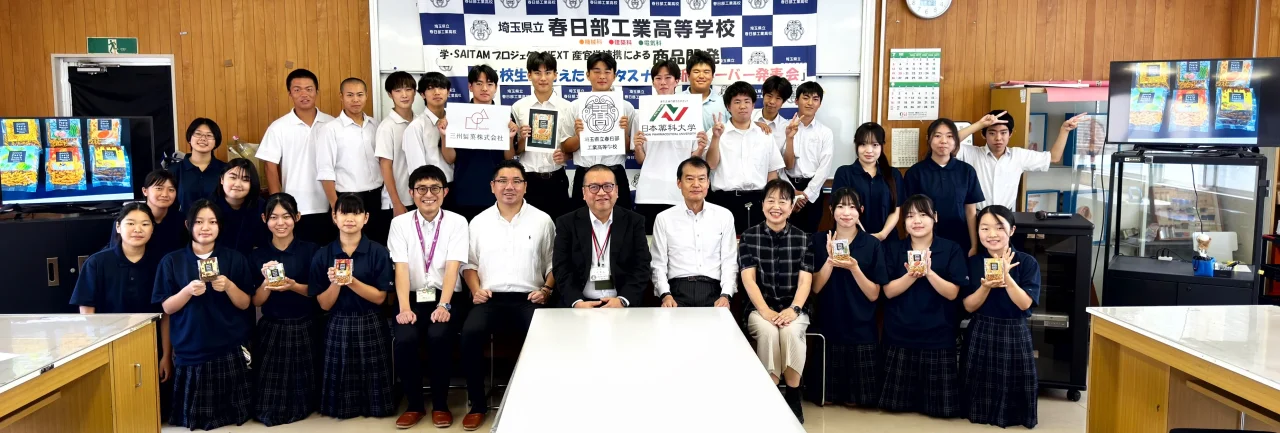 春日部工業高校_集合写真。生徒と関係者が教室で並ぶ