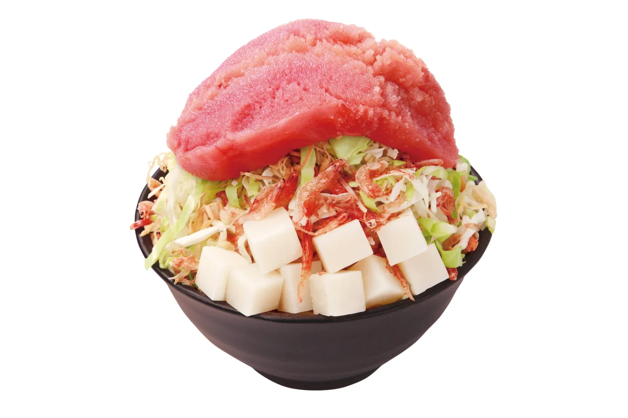 明太子もちもんじゃ。明太子を丸ごと盛り、キャベツや角切りの餅をのせた黒い器