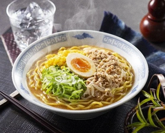 焦がし味噌の札幌味噌ラーメン。ひき肉・ねぎ・煮卵をのせた湯気の立つ丼