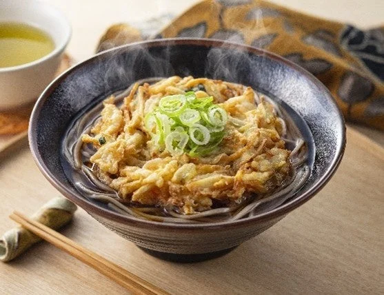 香ばし小えびの野菜かき揚げ蕎麦。かき揚げとねぎをのせた温かいそば