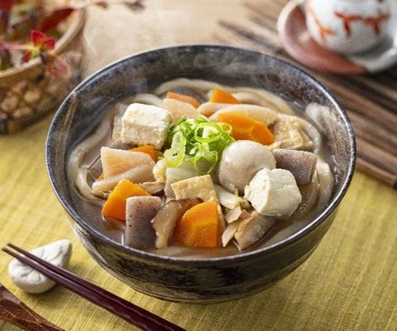 10品目具材のけんちんうどん。湯気の立つ器に豆腐や人参などの具材