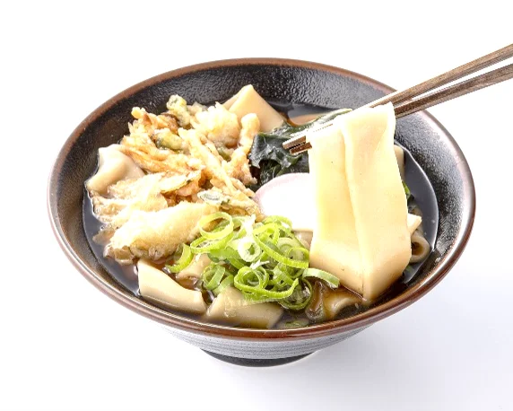 ご当地麺!バラ天温ひもかわうどん。幅広の麺とバラ天、わかめ、ねぎ