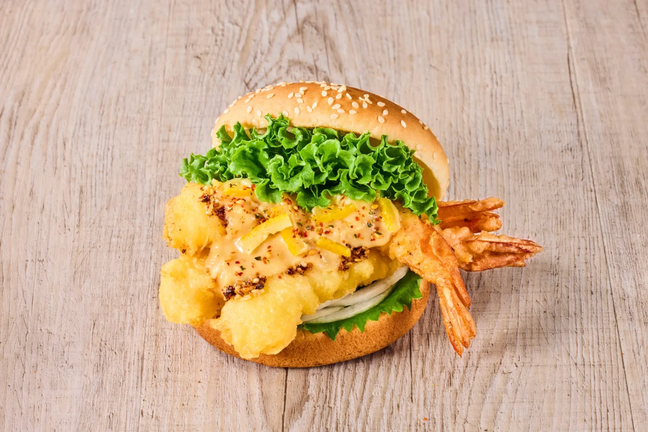 神の海老バーガー ゆず白味噌。海老フライとレタスを挟んだバーガー