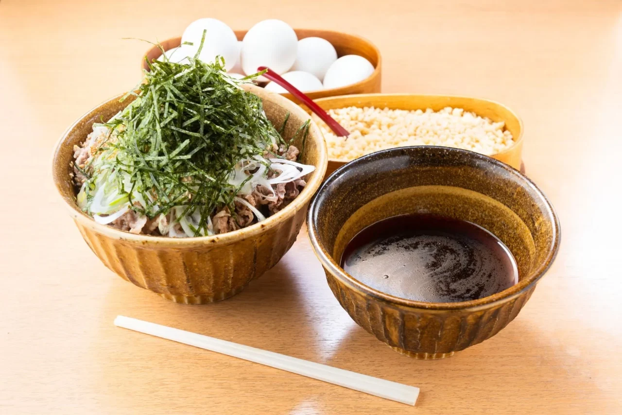 肉そば。ネギと刻み海苔を盛った器とつけ汁、卵と天かすの器
