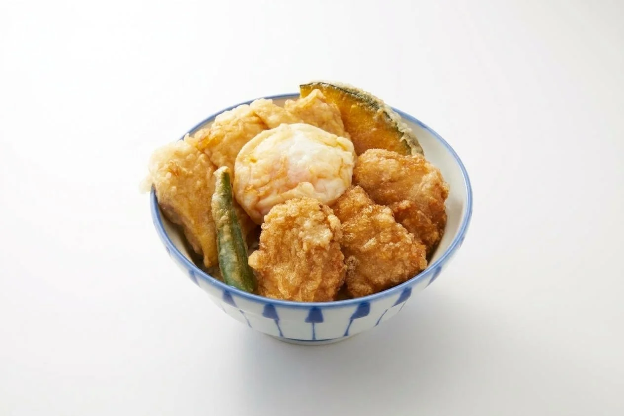 鶏もも天×からあげ天丼。青い模様の丼に天ぷらとからあげが盛られている