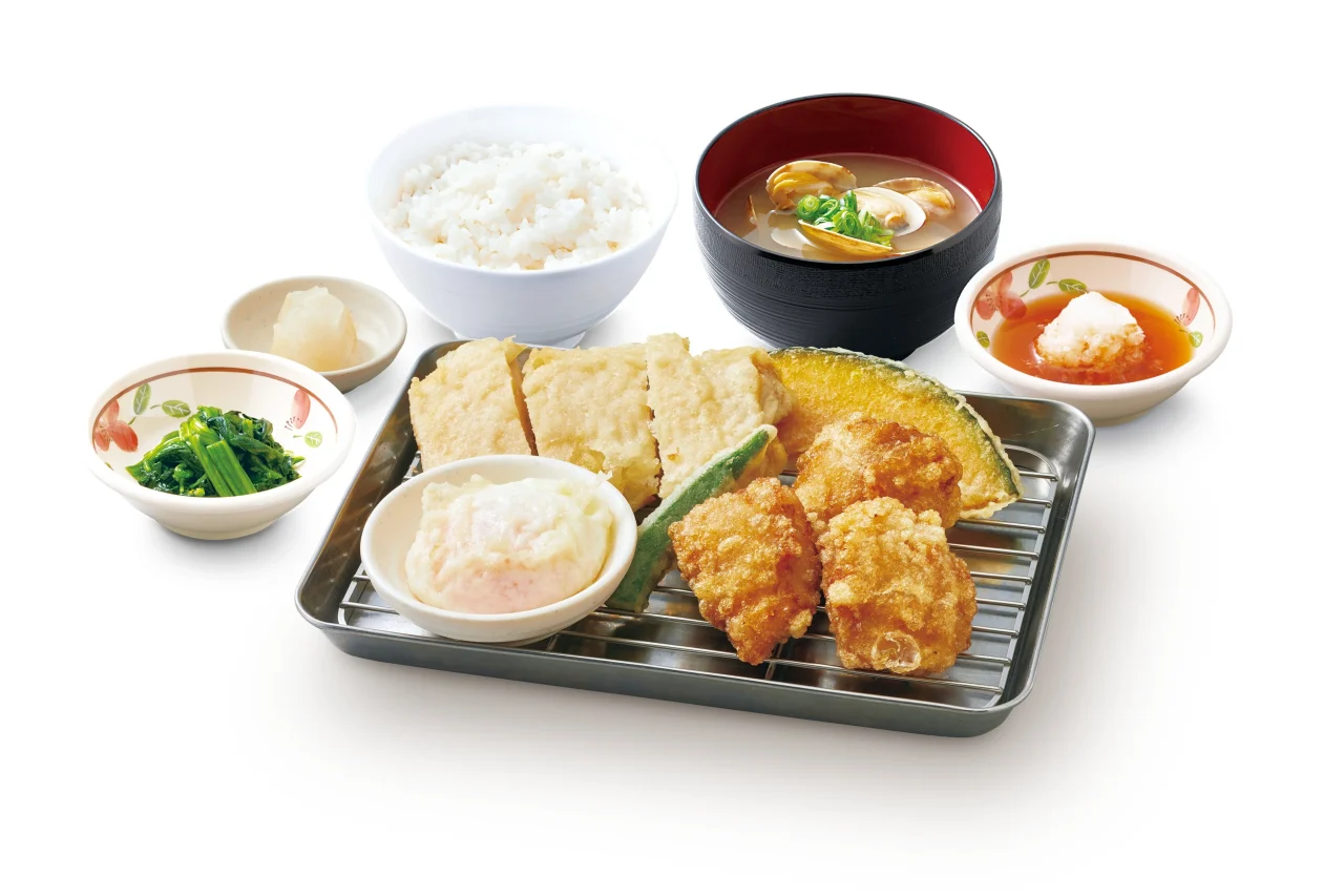 鶏もも天×からあげ定食。天ぷらとからあげ、ごはん、貝汁、小鉢