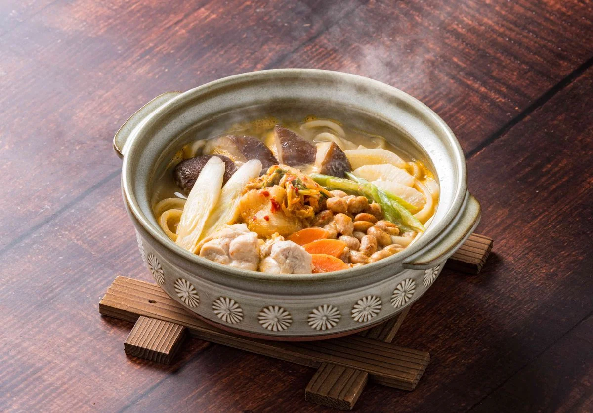 発酵づくし鍋うどんの盛り付け例。土鍋に具材入りのうどん