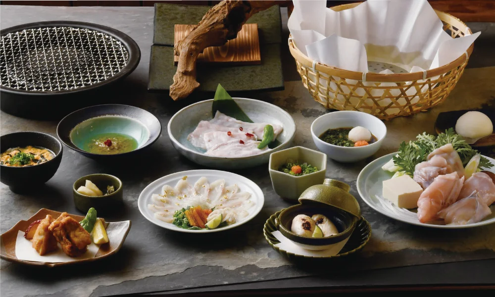 A5等級天然とらふぐ「饗宴」コースの、てっさや唐揚げなどの料理