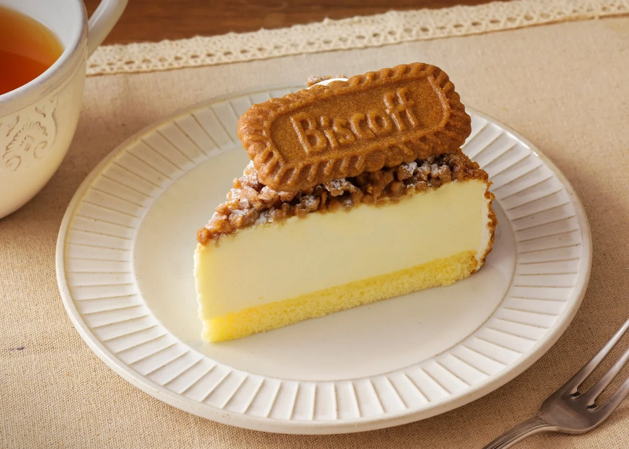 レアチーズ with Biscoff®biscuit。ビスケットを飾ったケーキ