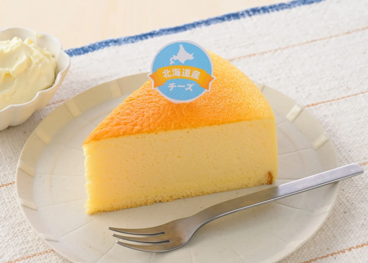 チーズケーキ(北海道産チーズ)。皿にのったスフレタイプの一切れとフォーク
