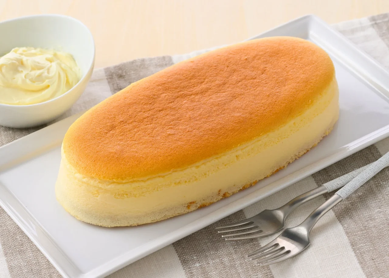 チーズスフレ(北海道産チーズ)の楕円形ホール。白い皿に載る