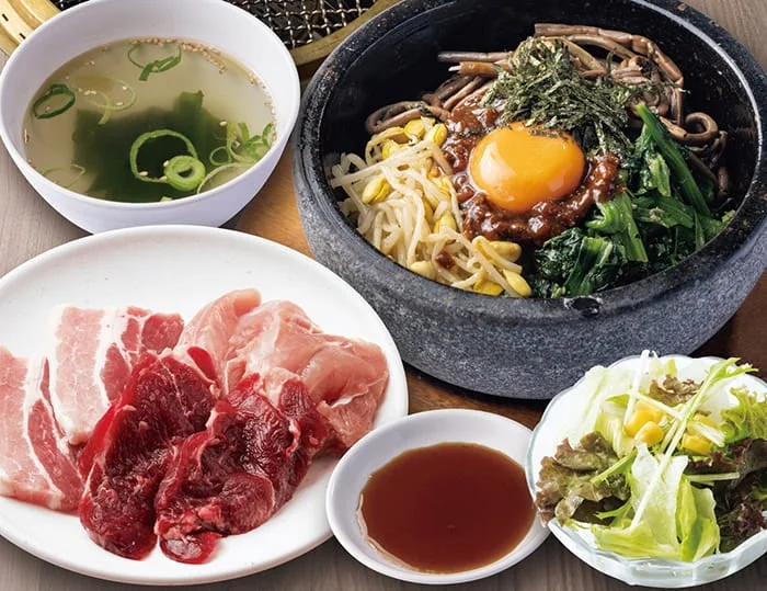石焼ビビンバと焼肉定食。石鍋のビビンバ、生肉3種、スープ、サラダ