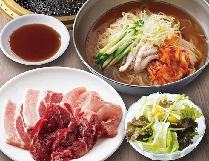 盛岡冷麺と焼肉定食。冷麺、生肉の盛り合わせ、サラダ、タレ